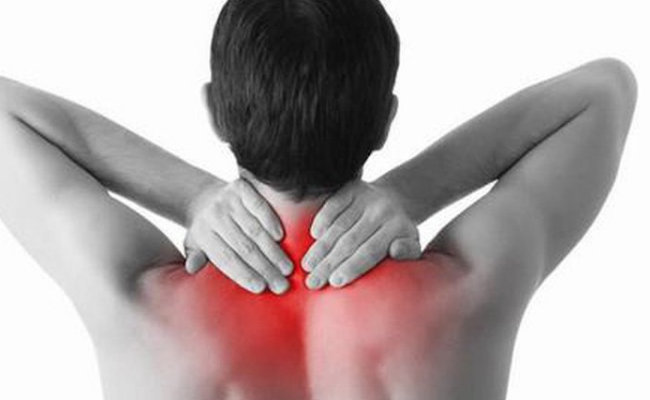 Đau cổ vai gáy kéo dài để lại nhiều hậu quả nghiệm trọng