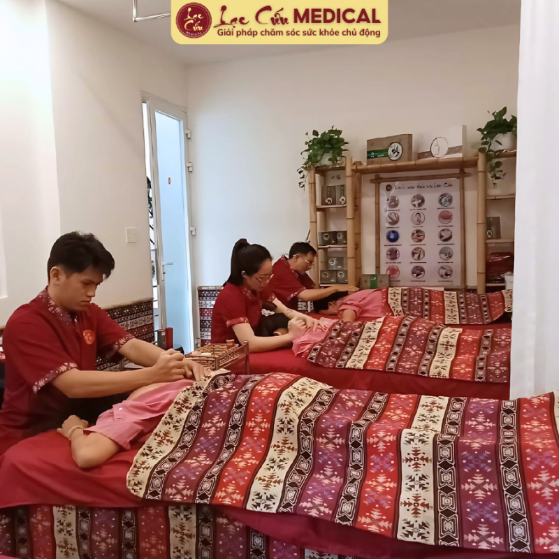 Kỹ thuật massage kết hợp bấm huyệt tác động sâu vào các điểm căng cơ