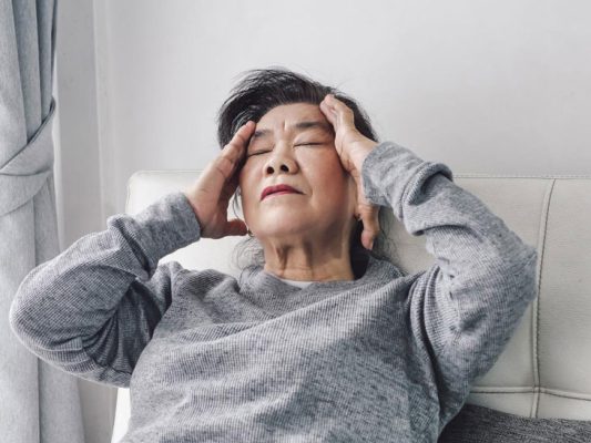 Thuốc ngủ có thể gây ra các triệu chứng chóng mặt, buồn nôn, giảm khả năng tập trung