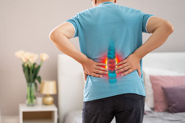 Thoái hóa cột sống gây ra những cơn đau âm ỉ hoặc dữ dội