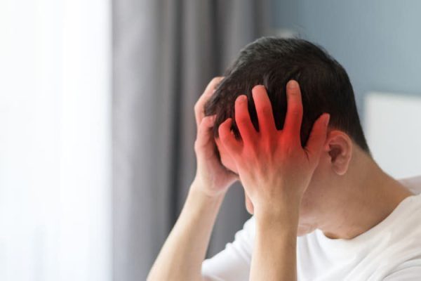 Đau nhức dai dẳng ở vùng trán, má hoặc quanh mắt là những triệu chứng của viêm xoang, hen suyễn
