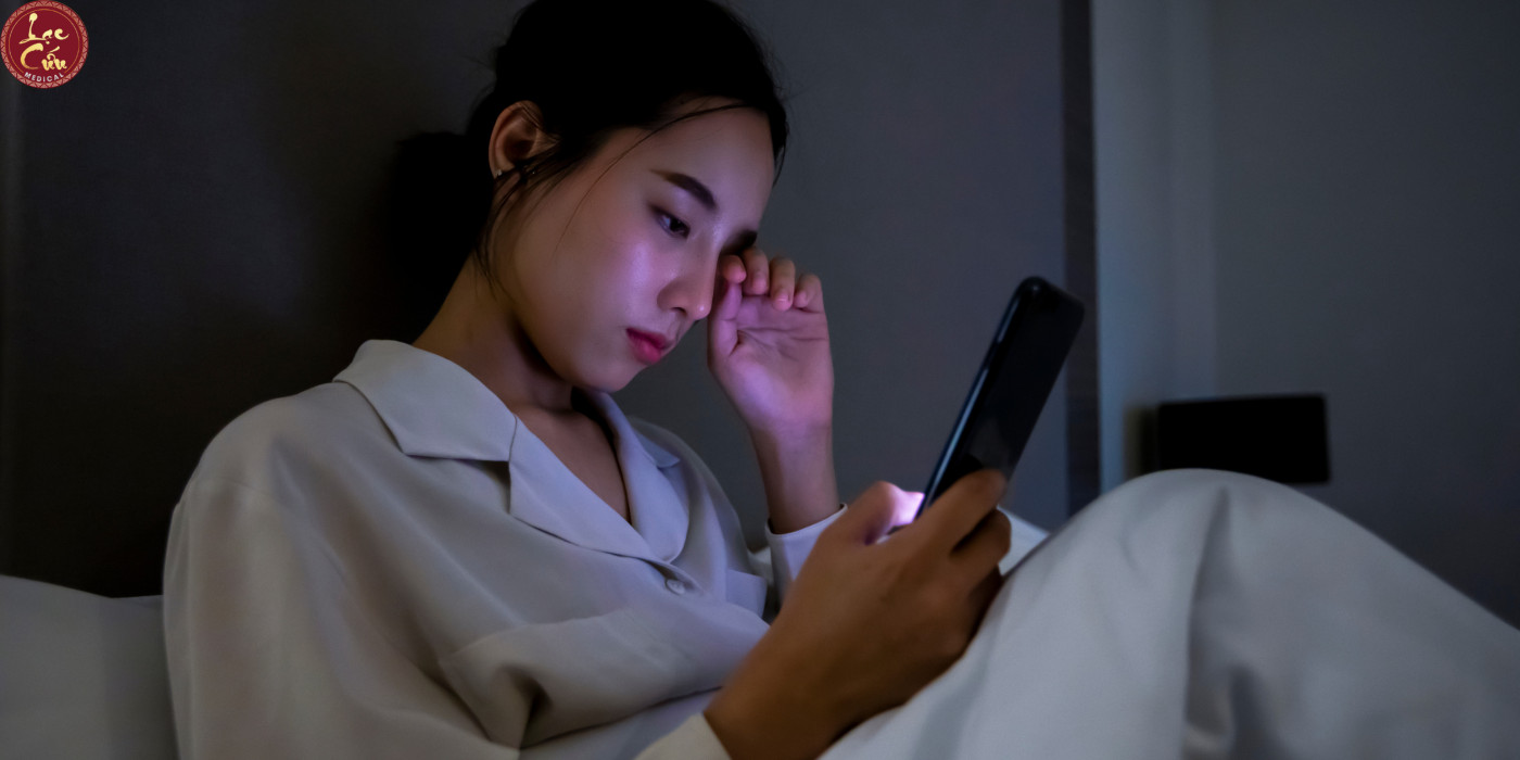 Dán mắt vào điện thoại suốt nhiều giờ