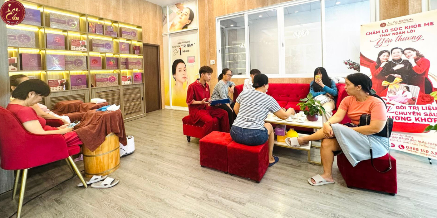 Khi mẹ ngồi đó, bình yên thôi là đủ