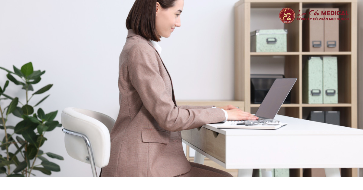 Chỉnh tư thế ngồi đúng và kê gối tựa lưng