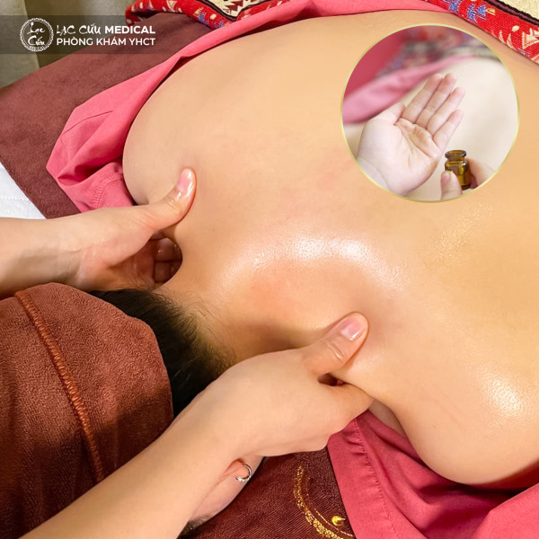 Thoa tinh dầu và massage body